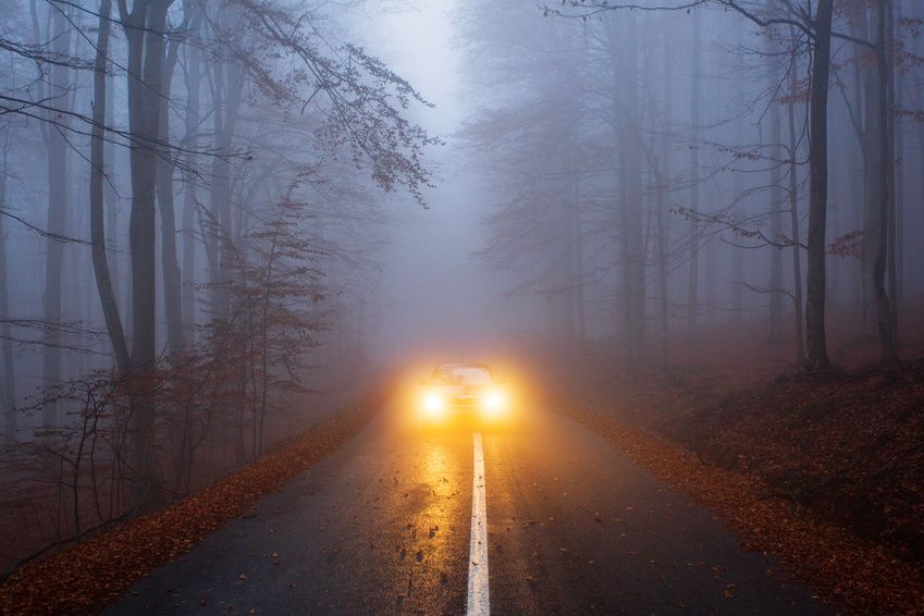 voiture par temps de brouillard