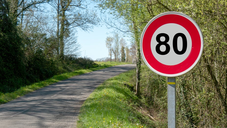 Les idées reçues et fausses rumeurs sur la nouvelle limitation de vitesse à 80 km/h, sur les routes à double sens sans séparateur central.