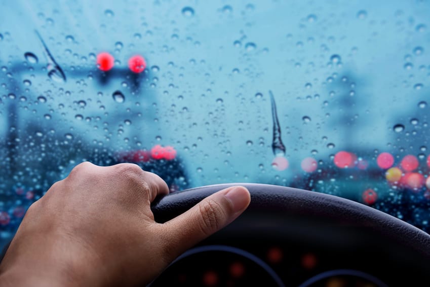 Sous la pluie : adaptez votre conduite – AMV Le Blog