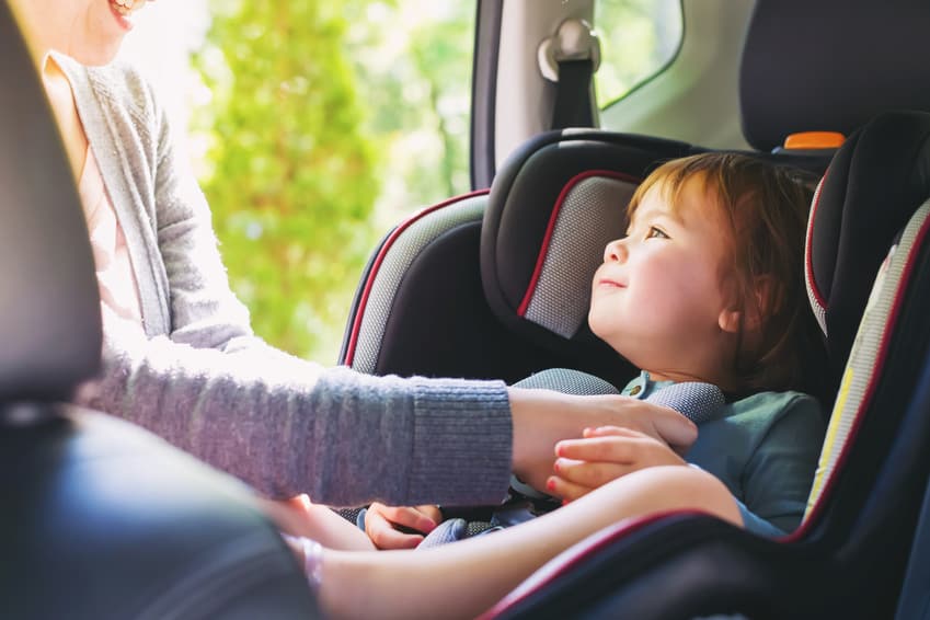 Les différentes catégories de sièges auto pour les bébés et jeunes enfants, de la naissance à 10 ans, et comment faire le bon choix.