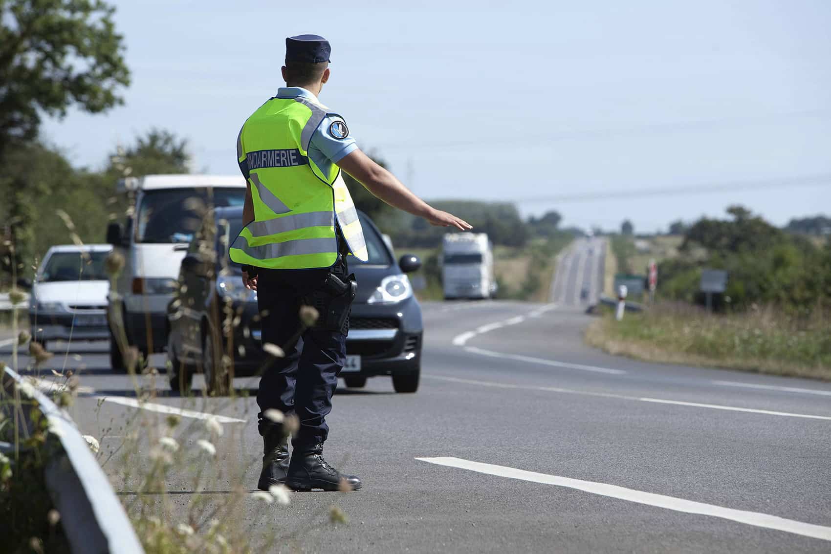 En cas de contrôle routier par un agent de police, comment bien réagir et être préparé au mieux ? 