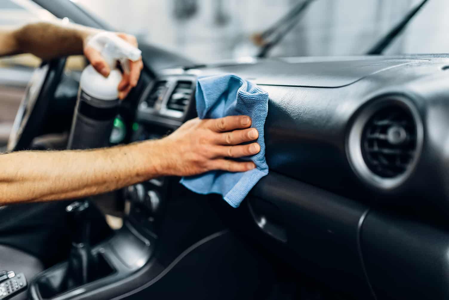 Comment nettoyer soi-même l’intérieur de sa voiture, pour garantir son confort et sa sécurité, le tout à moindre coût ?