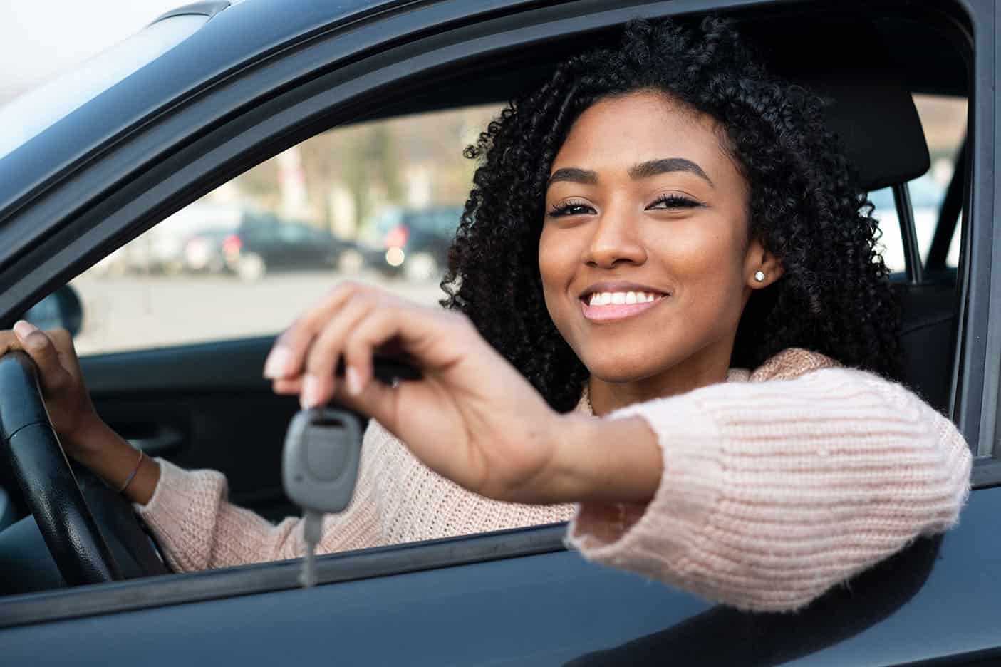 Jeune conducteur heureux propriétaire d’un permis de conduire et d’une nouvelle voiture, il est temps de souscrire une assurance auto.