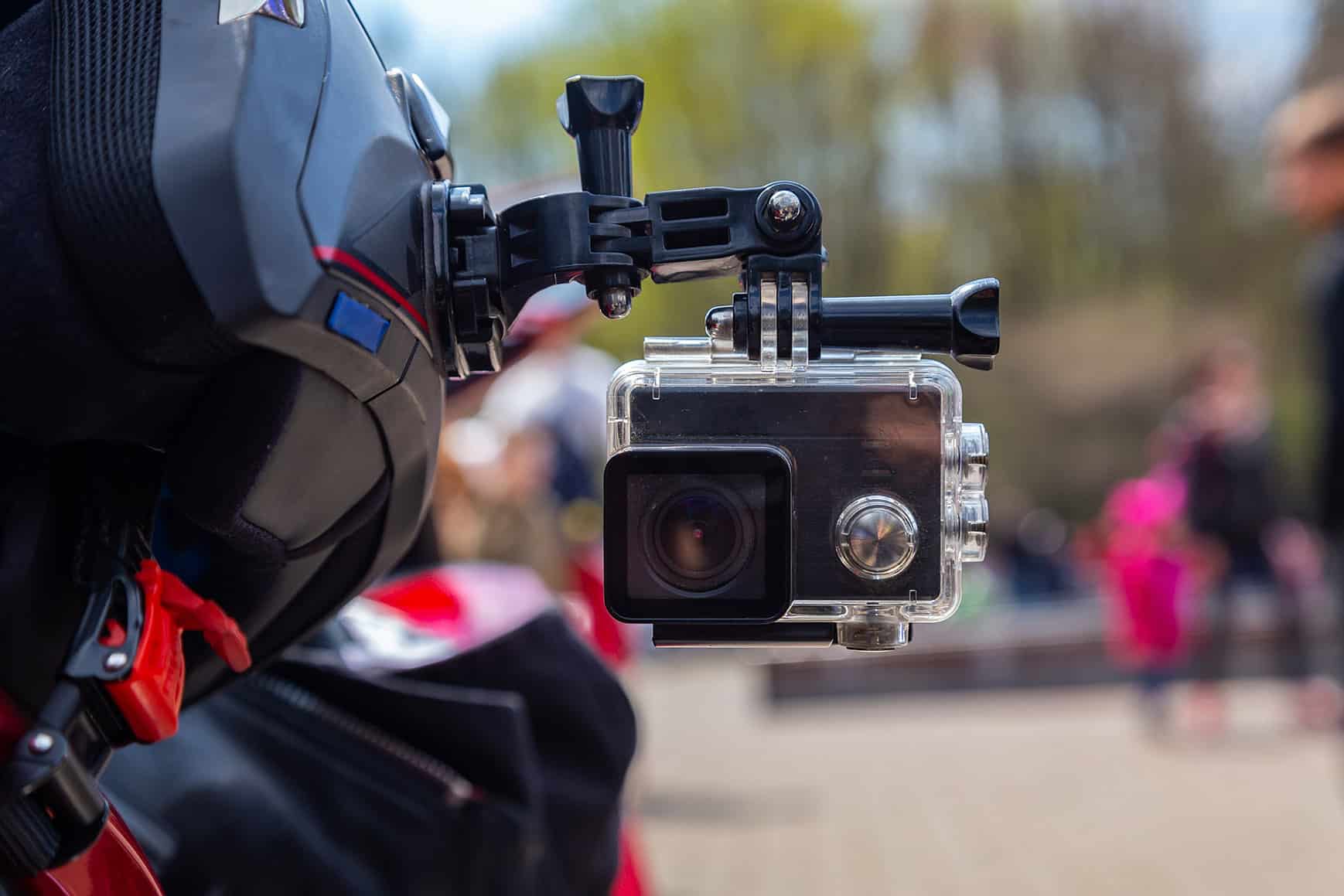A moto ou en voiture être équipé d’une caméra embarquée peut se révéler très utile dans certaines situations.