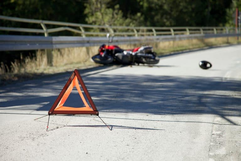 Voici quelques étapes clés à suivre si vous êtes impliqué dans un accident de moto, ainsi que la procédure à suivre pour déclarer le sinistre auprès d'AMV.